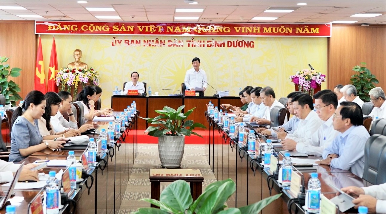 Chủ tịch UBND tỉnh Võ Văn Minh phát biểu tại phiên họp.
